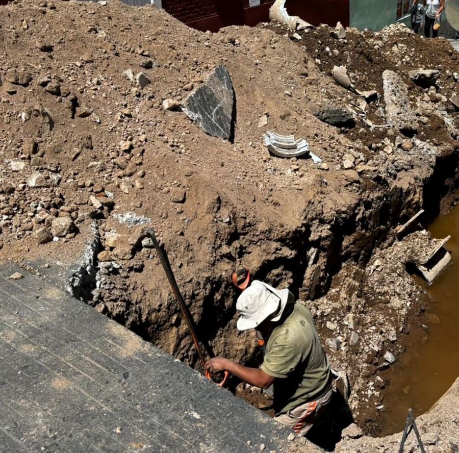 Caasim- Colapsa Línea de Agua Potable en la Calle Zacatecas, Colonia Cerro de Cubitos