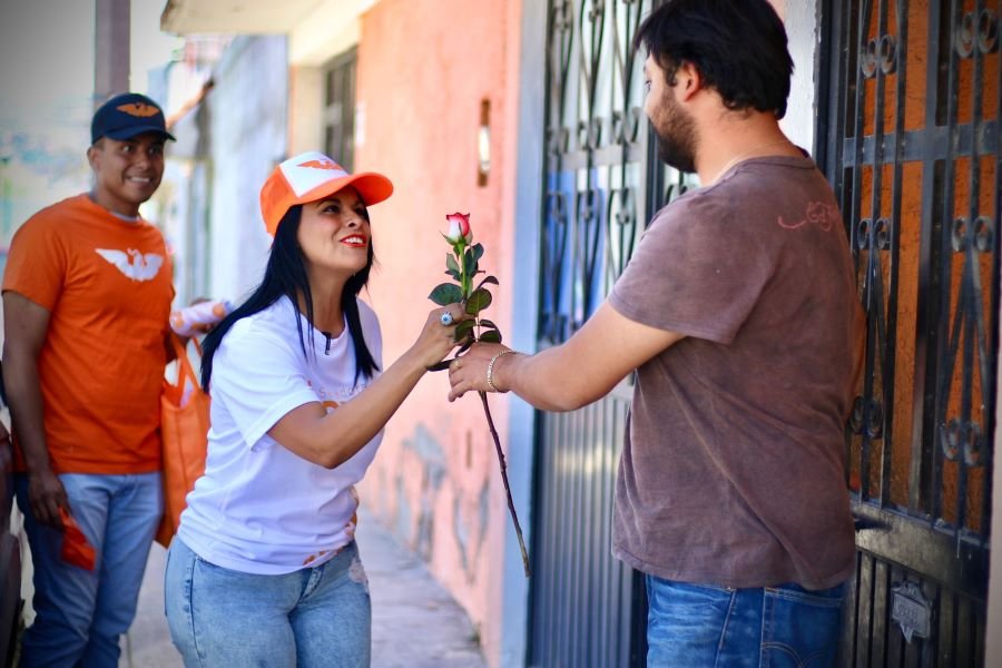 Adriana Flores; la Campaña Flores para Hidalgo Retoma Los Recorridos y Toque De Puertas
