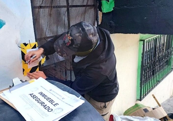 En un Cateo, Agentes de la PGJEH en el Barrio de la Surtidora Aseguraron Drogas, Camisola Con Insignias de La Guardia Nacional y Una Chamarra Que Dice Policía Municipal
