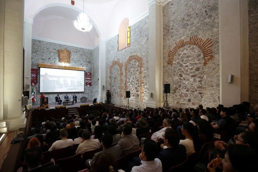 Entrega UAEH Reconocimiento Add Lumina a Gabriel Torres Espinoza