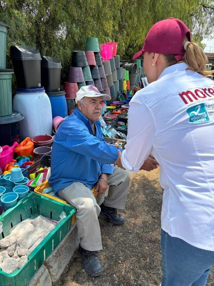 Cynthia Arellano escucha a vecinos de la comunidad de Acayuca