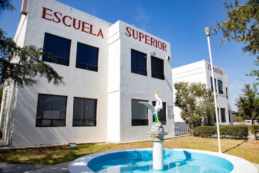 Estudia Licenciatura en Derecho en la Escuela Superior de Zimapán