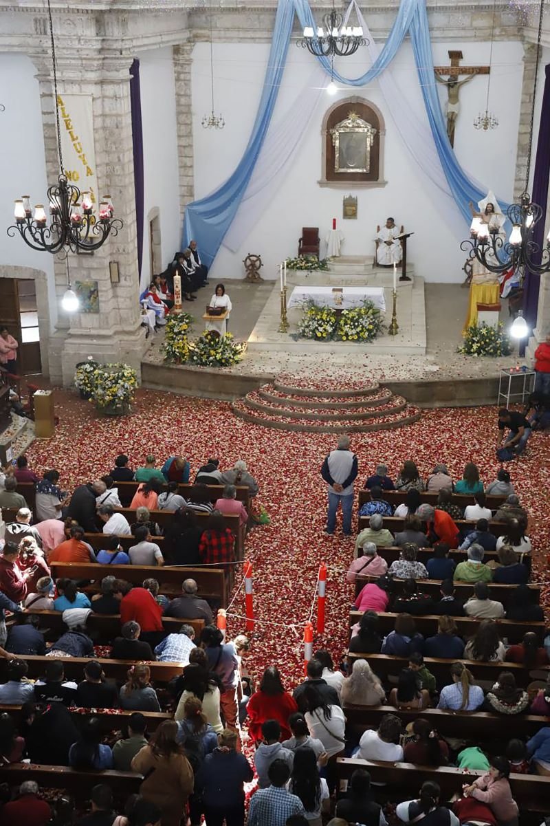 Mineral del Chico Despide Semana Santa con “lluvia de pétalos”