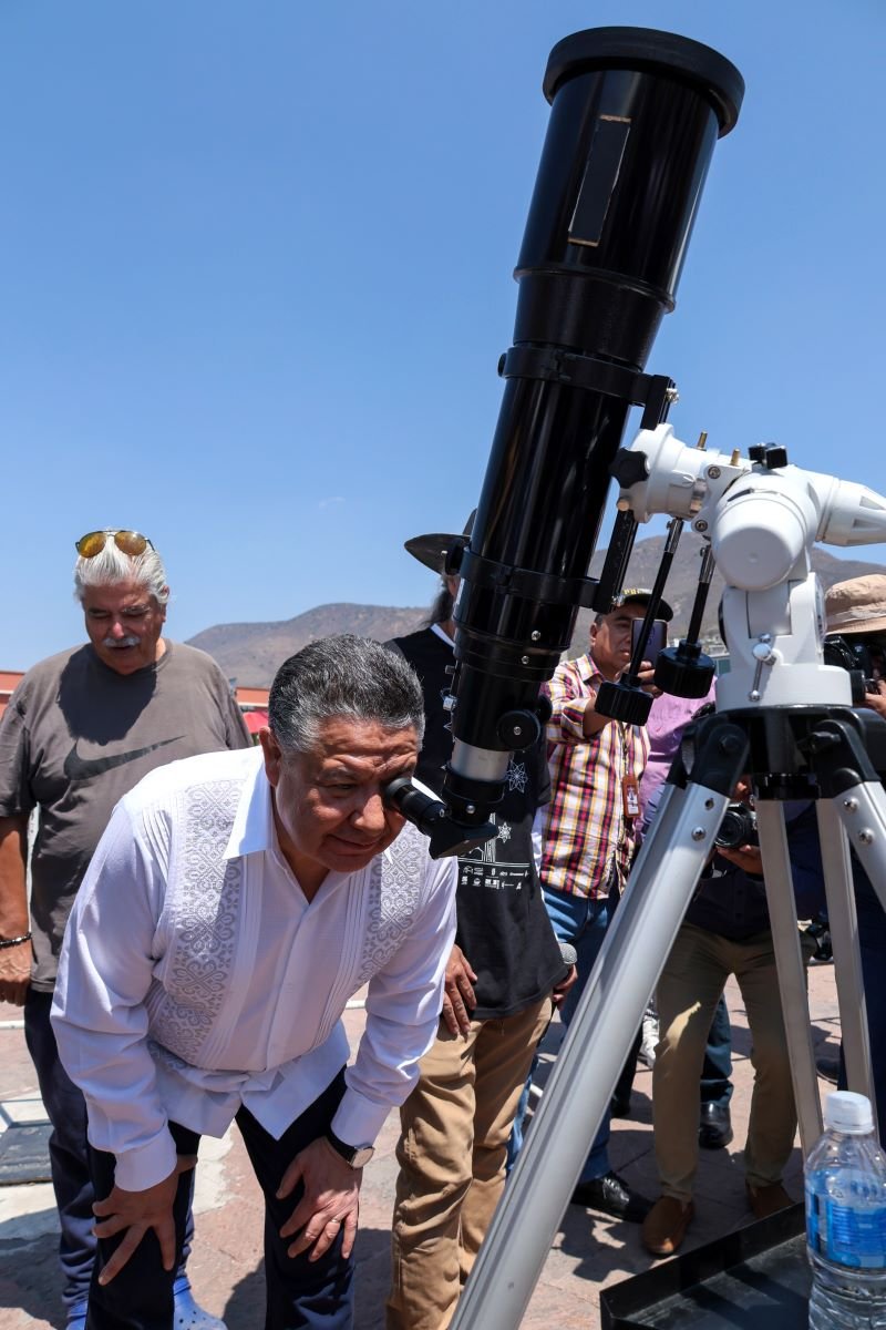 Titular del Poder Ejecutivo Observa el Eclipse