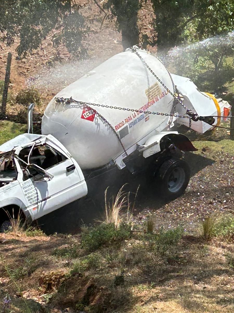 Volcó Una Pipa Que Transportaba Gas LP, en Linda Vista, Municipio de Tenango de Doria