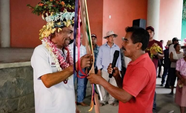Alfredo San Román Recibe Su Segundo Bastón De Mando Como Muestra De Respaldo Y Reconocimiento