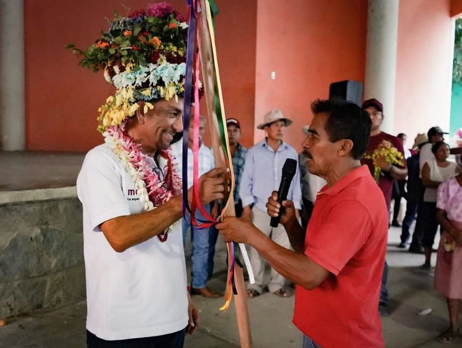 Alfredo San Román Recibe Su Segundo Bastón De Mando Como Muestra De Respaldo Y Reconocimiento