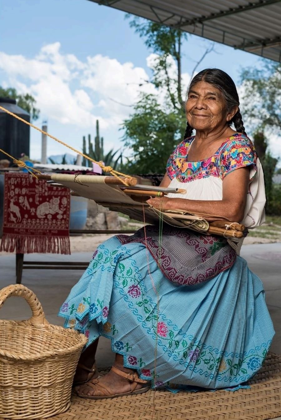 Destaca Artesana del Valle del Mezquital en Premio De Promoción Cultural