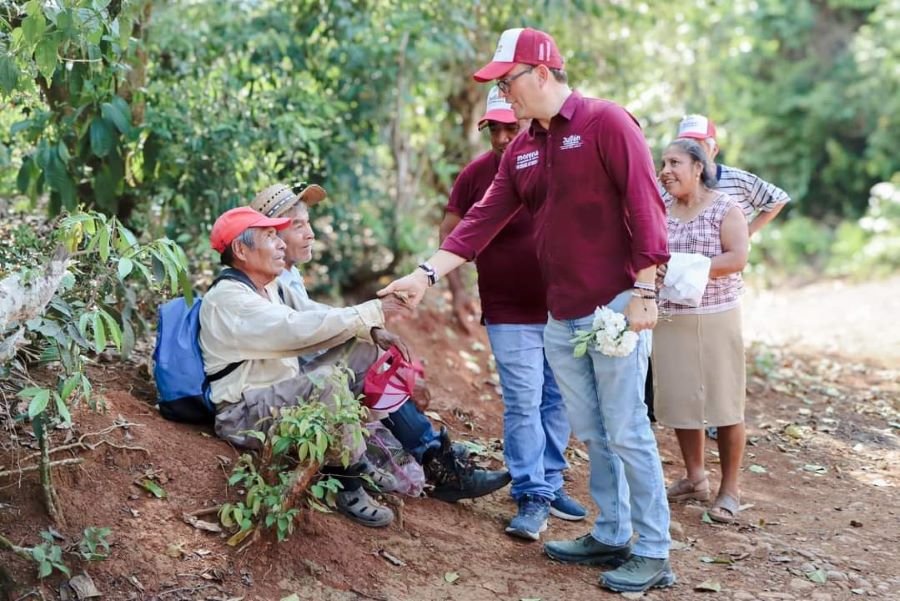 Fortalecimiento a la Educación y a la Salud Promueve Julián Nochebuena En Huautla