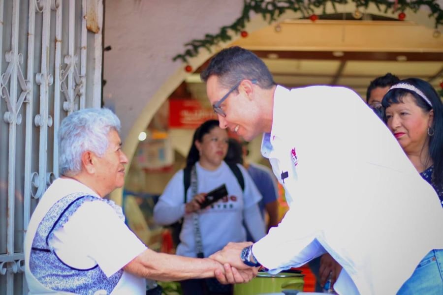 Compromete Jorge Reyes respaldo a comercio local en Pachuca