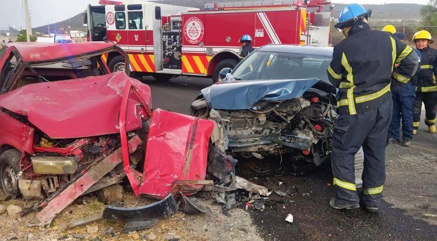 Rescatan Bomberos a Persona Atrapada en Accidente Automovilístico