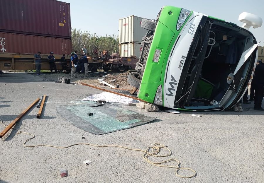 Tren Embiste Autobús con Pasajeros de la Ruta AVM en Atitalaquia, Hidalgo.