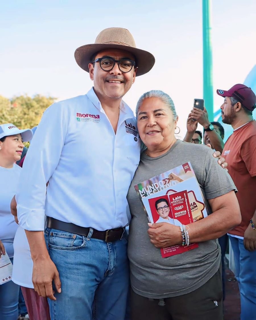 Vecinos entregan lista de peticiones a Lalo Medécigo