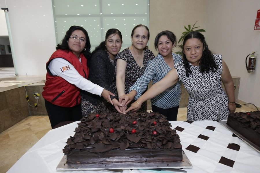 Voluntario Universitario festeja a Madres de Familia de la UAEH