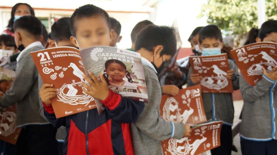 Entrega IHE la Gaceta Número 17 Del Programa Cazadores de Saberes a Primaria Bilingüe de Acaxochitlán