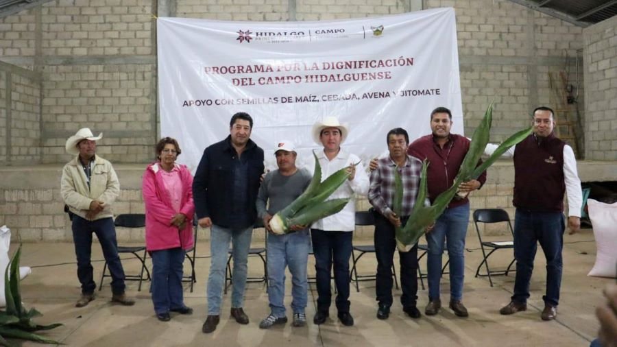 Entrega SADERH apoyos en Huasca y Acatlán