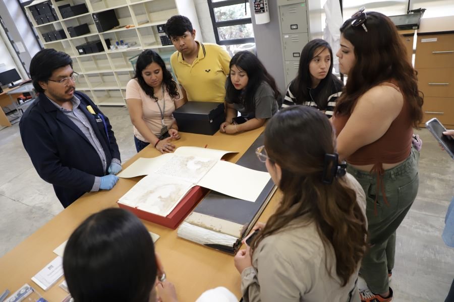 Estudiantes del ENBA visitan Archivo General UAEH