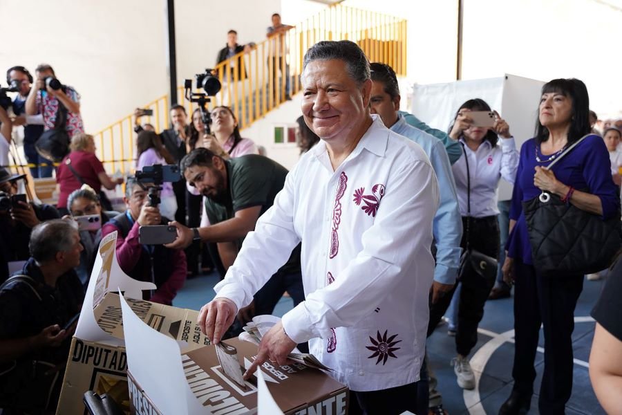 Titular del Poder Ejecutivo en Hidalgo y su Familia Emitieron su Voto