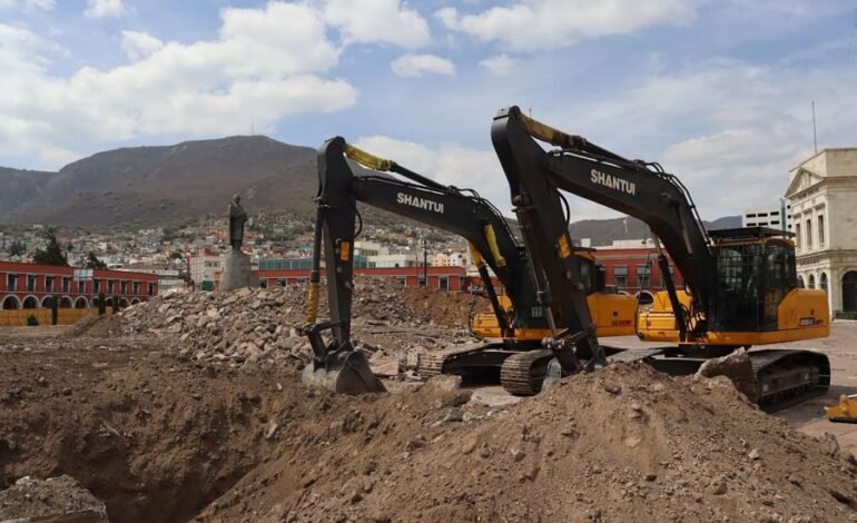 Centro Estatal de Maquinaria de Desarrollo Apoya a SIPDUS en Obras Preparatorias de la Remodelación de Plaza Juárez