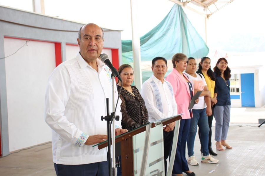 Secundaria de Zimapán Recibió Mobiliario y Equipo de Cómputo