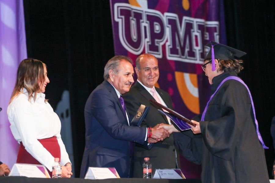 Titular de La SEPH Entregó Títulos a Egresados de La UPMH