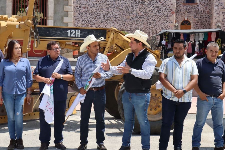 CEMD y Autoridades de San Agustín Metzquititlán Rehabilitan Caminos Rurales
