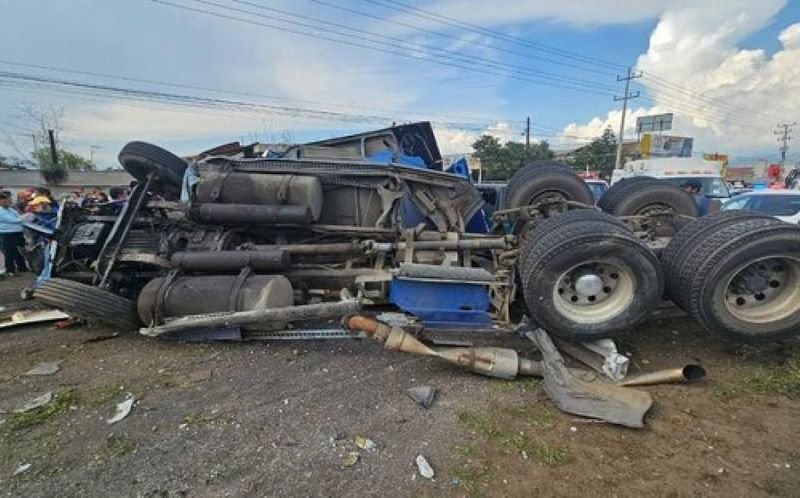 Hasta 11 vehículos involucrados en el fuerte accidente en la bajada de San José