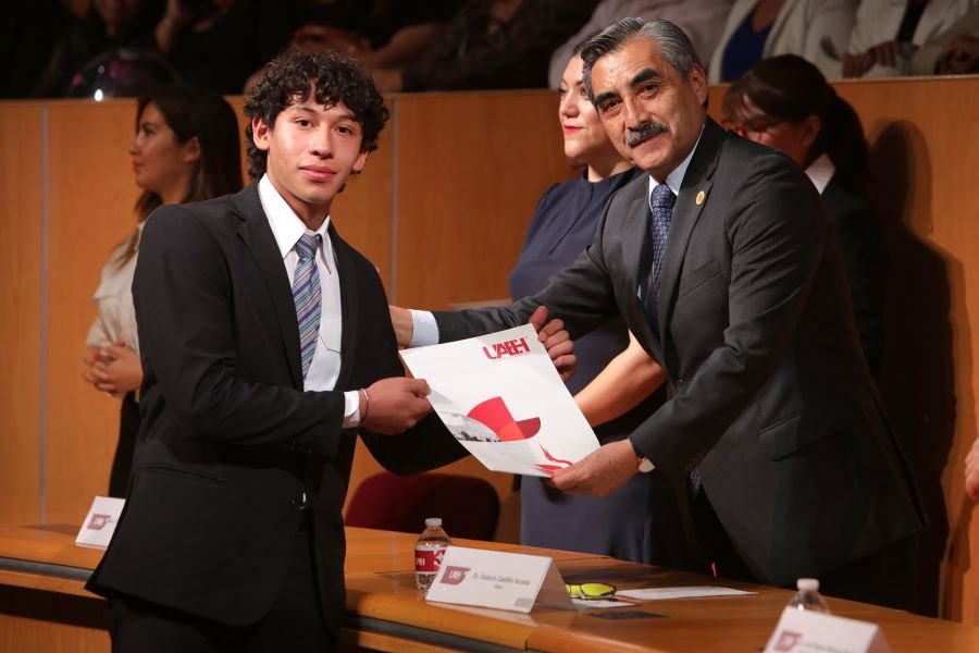 278 Egresadas y Egresados de la Preparatoria 3 Reciben Certificados