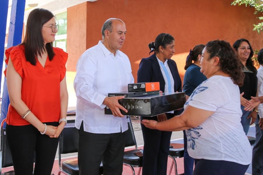 IHE Entrega Mobiliario Educativo y Equipo Tecnológico a Escuelas Primarias de Tasquillo
