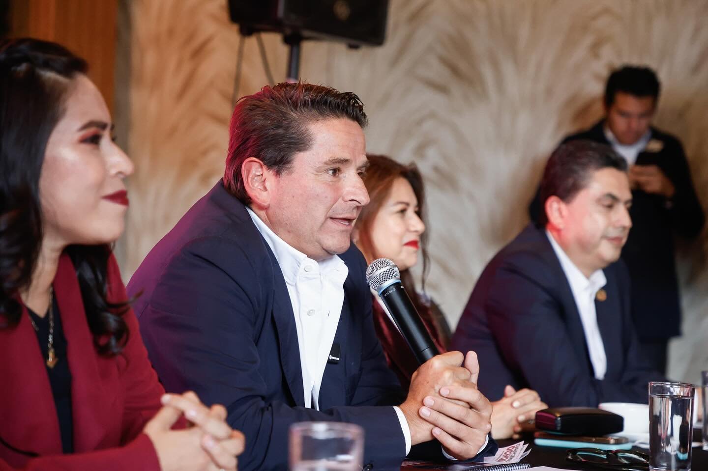 El Senador Cuauhtémoc Ochoa Destapa al Diputado Andrés Velázquez Como Coordinador de la Bancada de Morena en el Congreso