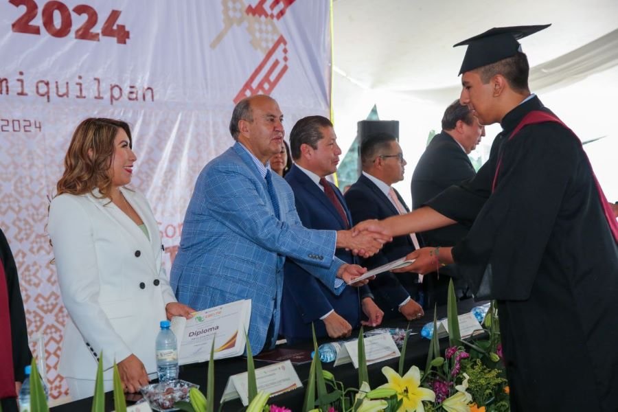 Natividad Castrejón Entregó Diplomas a Graduados del Cecyte Hidalgo, Plantel Ixmiquilpan