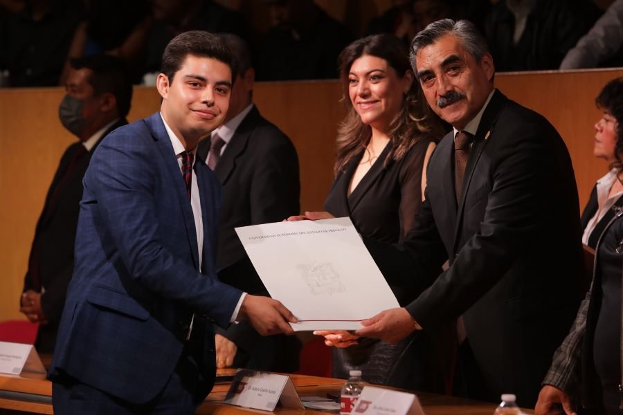 Rector de UAEH Entrega Títulos y Toma Protesta a 696 Nuevos Profesionistas