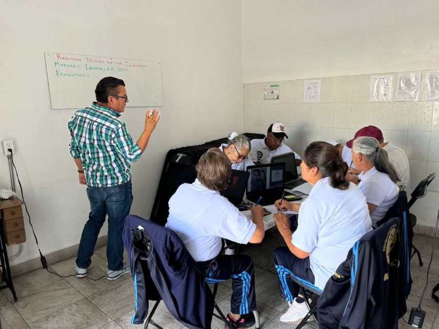 Sebiso Actualiza a Personas Mayores Con Curso de Computación
