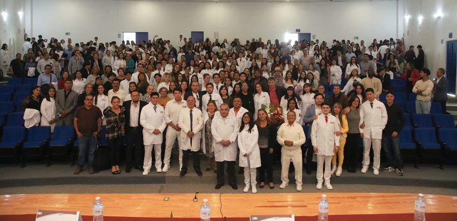 Tradicional Ceremonia de Investidura de Bata Blanca en el Icsa