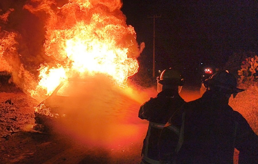 Bomberos Sofocan Incendio de un Vehículo Con Hidrocarburo
