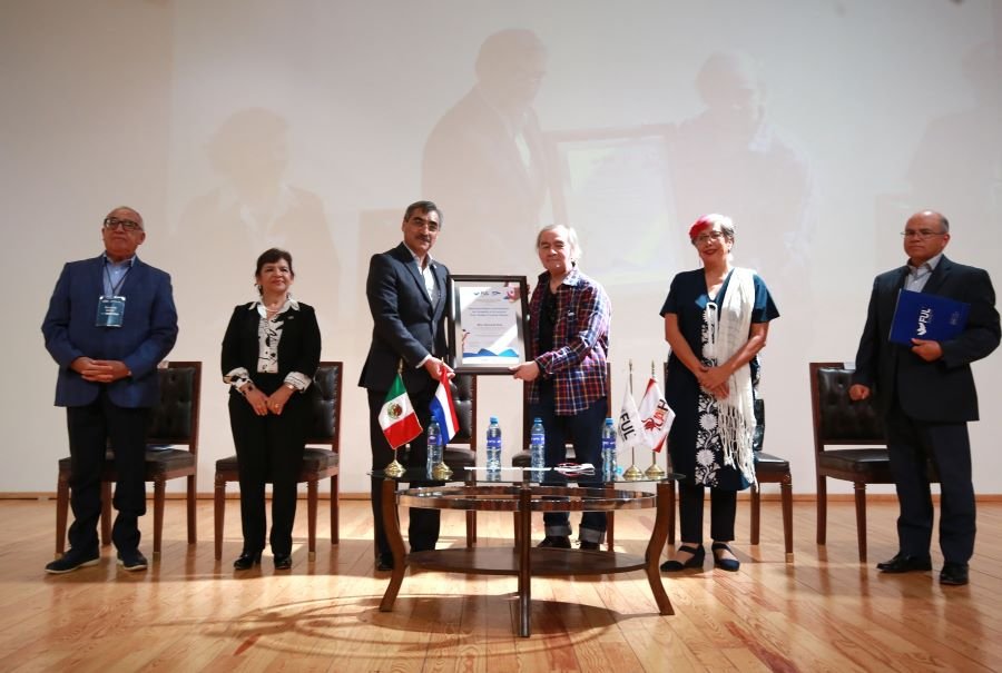 Entrega UAEH Reconocimiento Universitario de Fomento a la Lectura a Bernardo Ruíz