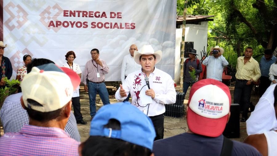Entrega Apoyos Agropecuarios Titular de Saderh en Gira Por La Sierra y Huasteca