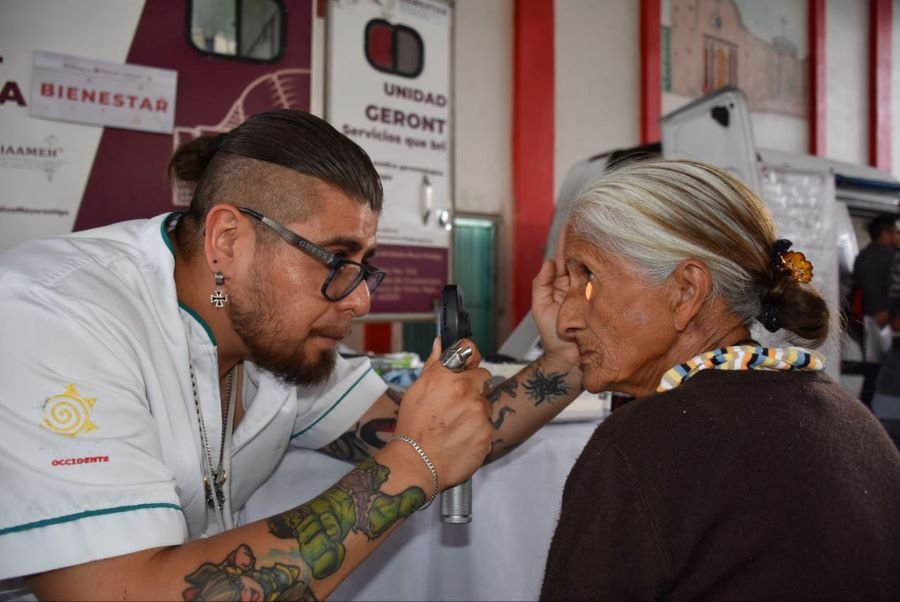 Reafirma gobierno estatal compromiso con la salud visual de las personas adultas mayores