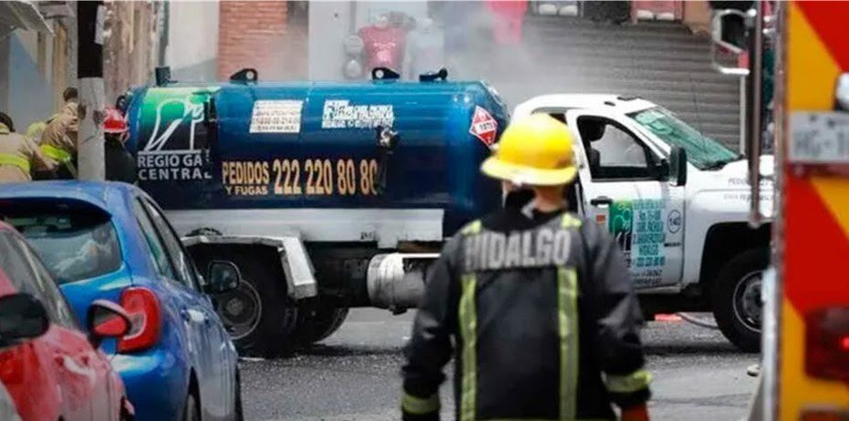 Una Pipa de Gas Mal Estacionada se Deslizo y Choco Contra Puestos Afuera de Mercado de la Surtidora en Pachuca