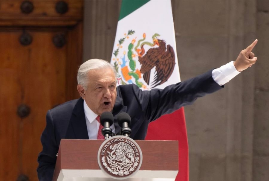 Ante Miles de Mexicanos que Abarrotaron el Zócalo de la ciudad de México Rindió su 6o  Informe Andrés Manuel López Obrador