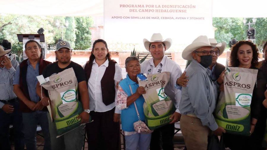 Entrega de Apoyos Pecuarios y Agrícolas en Tecozautla