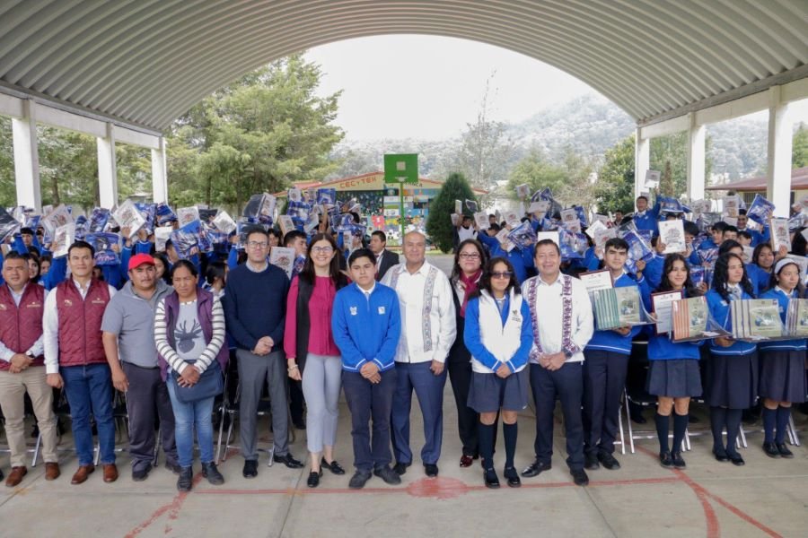 Recibieron Libros y Uniformes Estudiantes del CECyTEH Plantel Agua Blanca