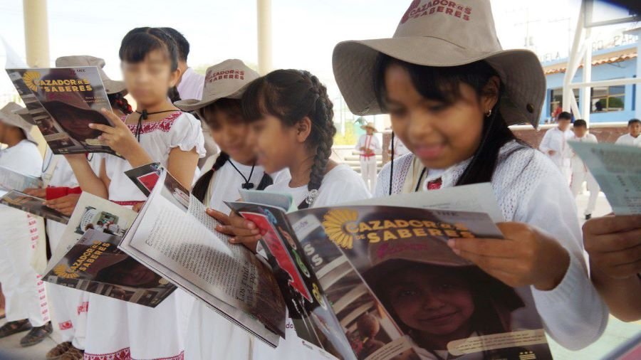 IHE Entrega Gaceta del Programa Cazadores de Saberes en Primaria Indígena de la Comunidad del Deca