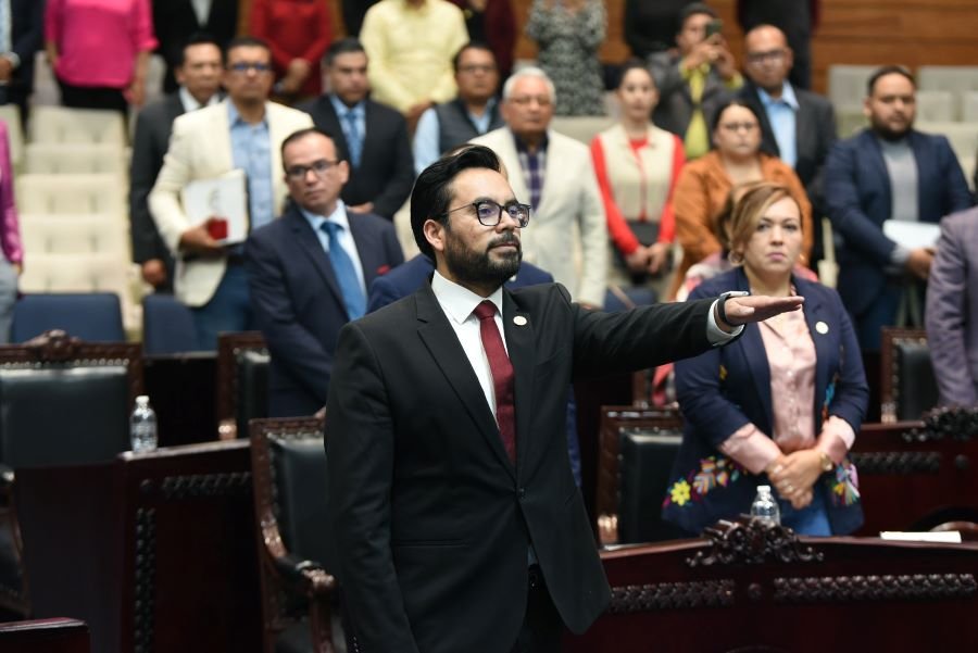 Jesús López Serrano Rinde Protesta de Ley Como Secretario de Servicios Legislativos