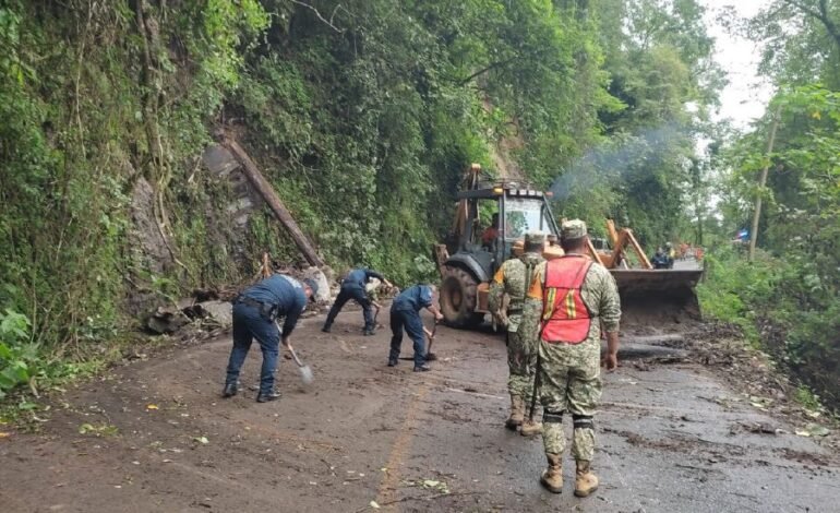 Liberan carretera en Tlanchinol, tras deslave