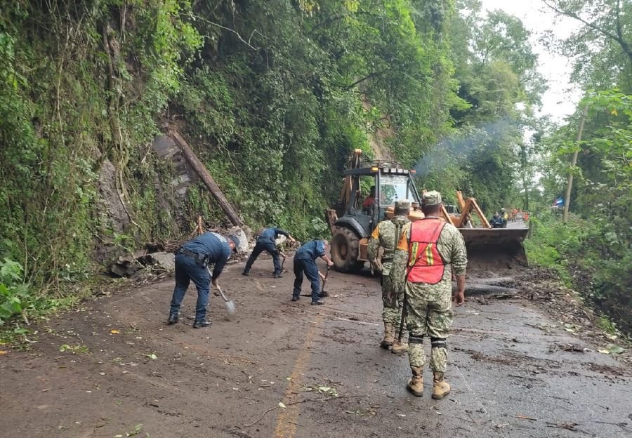 Liberan carretera en Tlanchinol, tras deslave