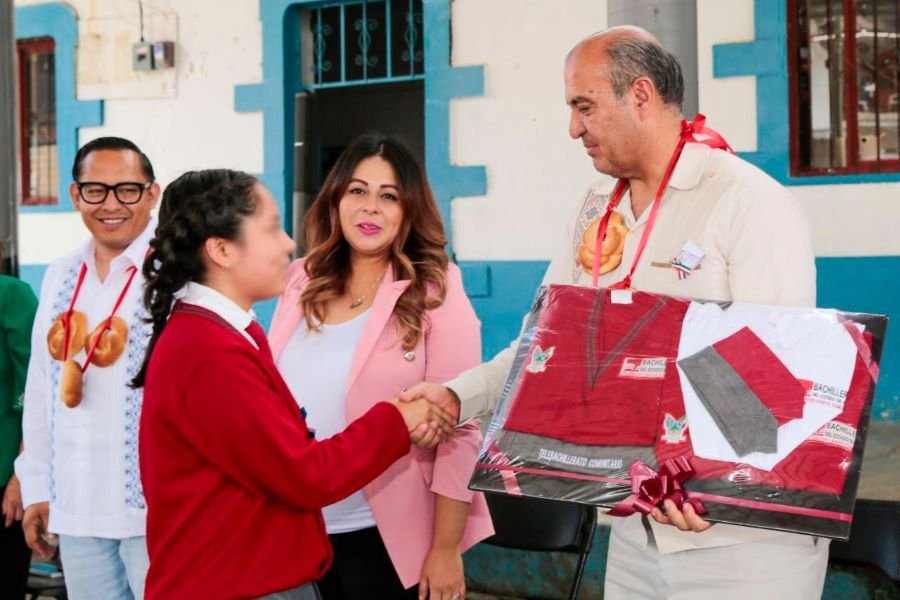 Natividad Castrejón Escuchó al Sector Educativo de Huehuetla