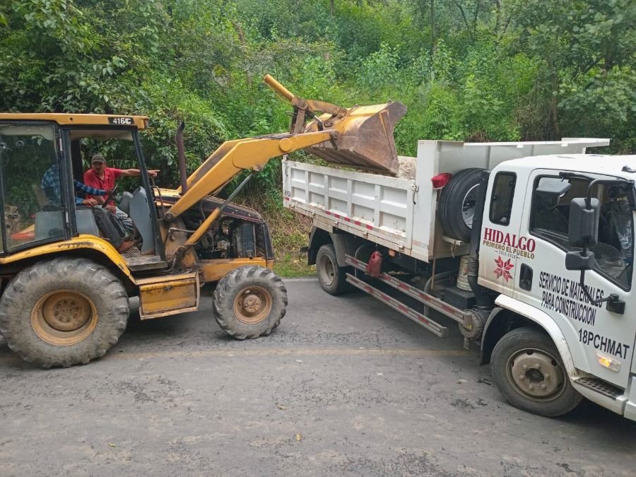 SIPDUS Coordina Retiro de Derrumbe Que Bloqueó Carretera Molango-Xochicoatlán