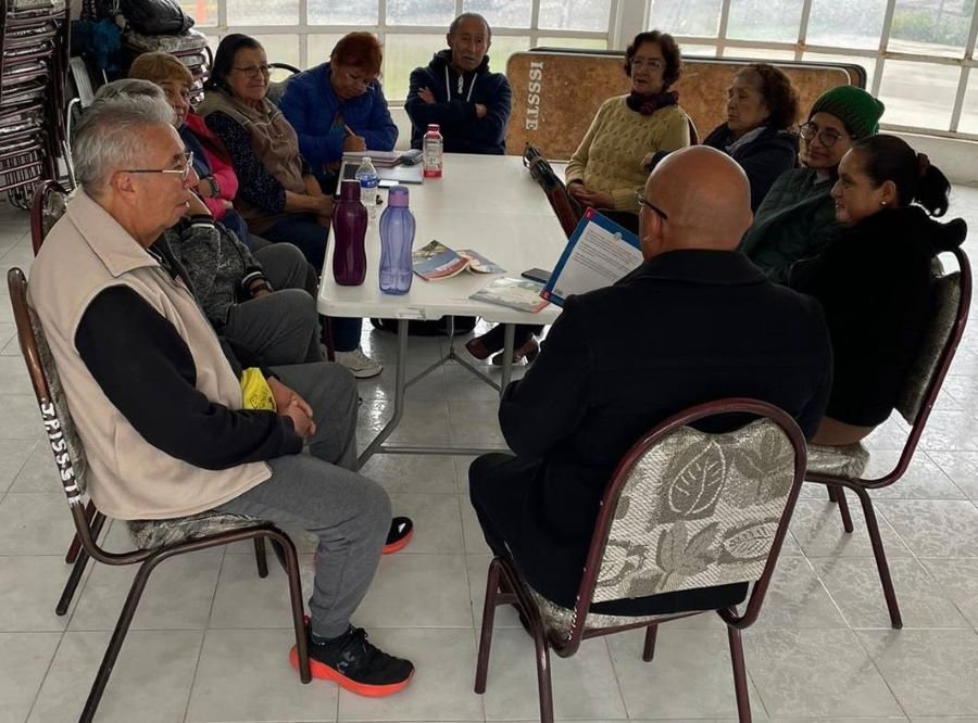 Con Círculos de Lectura, Contribuyen a Bienestar de Mayores de 60 Años