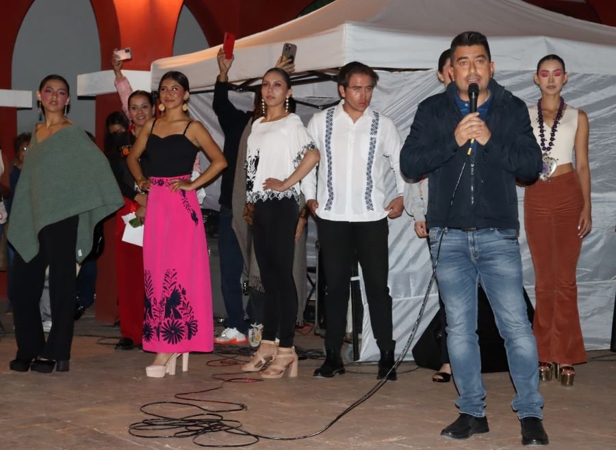 Desfilaron en la feria con vestidos artesanales, en Pasarela de la Inclusión 2024